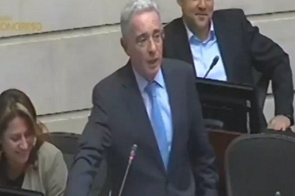 Álvaro Uribe Vélez renuncia al Senado