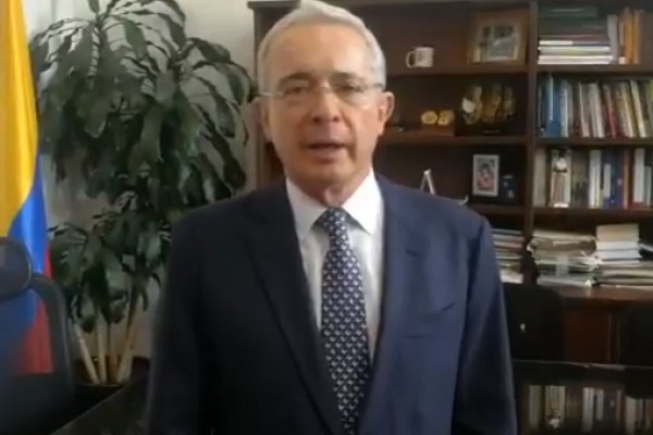 Álvaro Uribe radicó proyecto para aumento del salario mínimo