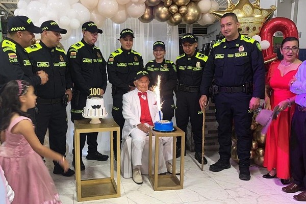 Policía y familiares, celebran 100 años de vida a un hombre en Santa María Huila