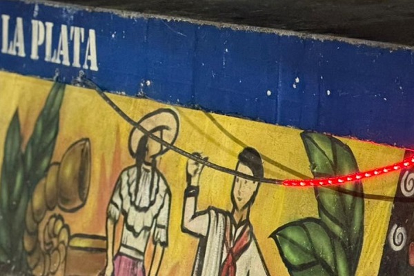 Cables cortados del alumbrado navideños