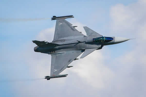 Saab defiende venta de aviones Gripen
